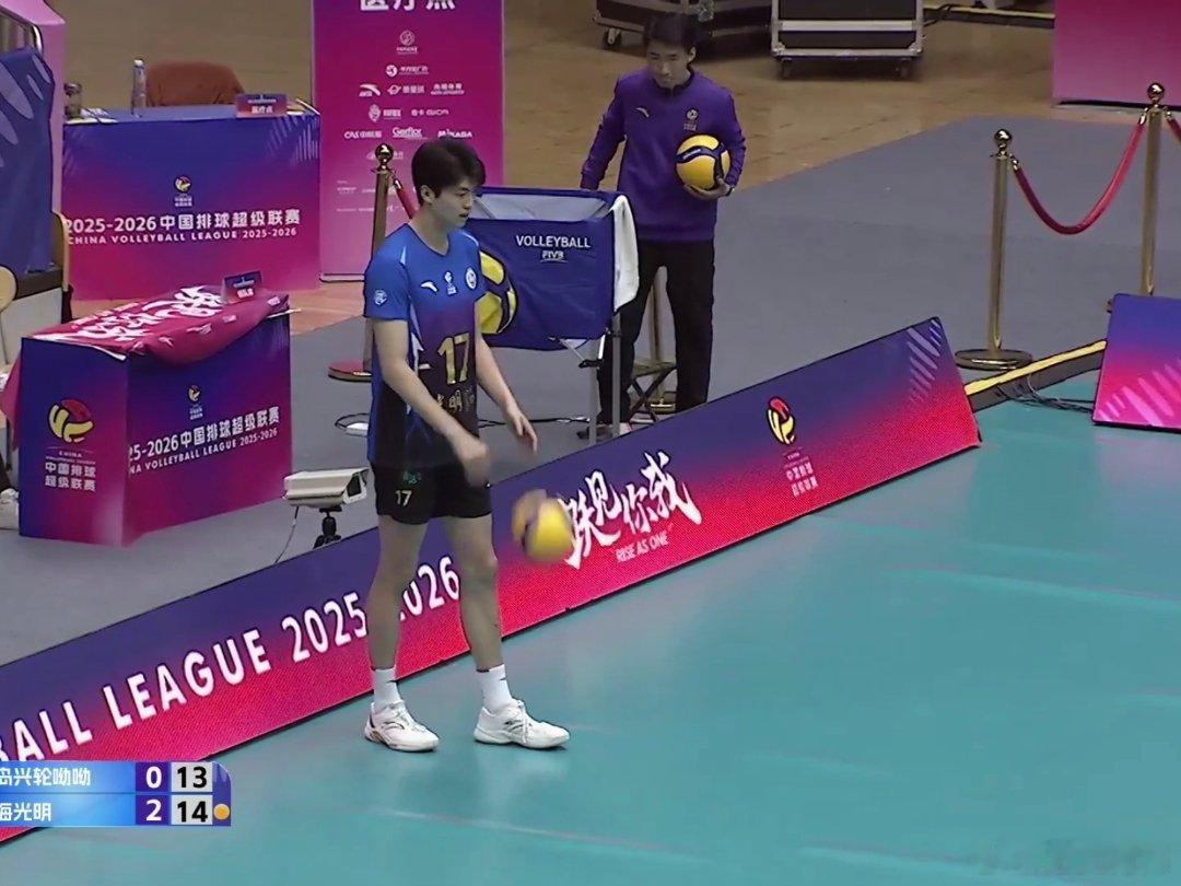 两个不戴护膝的光腿男纸 