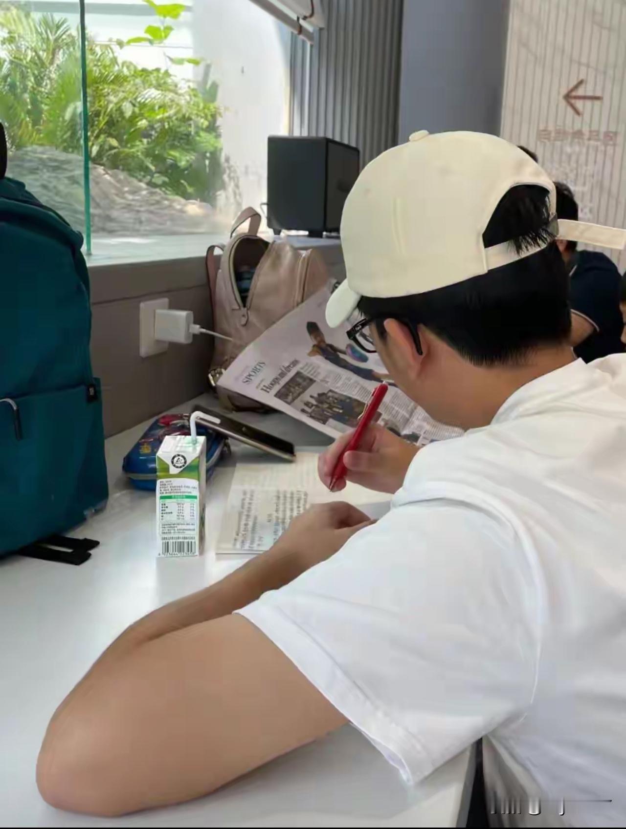 假期“学霸大作战”上线？别让“旅游”变成“隐形负担”！

假期本应是放松、晒太阳