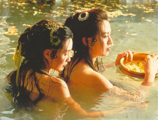 1993年11月4日，《青蛇》香港上映。「你老说人间有情，难道妖就无情？有没有想