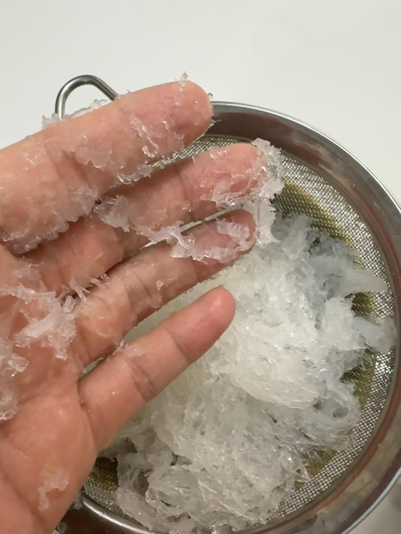 山姆这款燕窝，价格不低，一泡三分之一碎了，水一冲都没了，损耗很大，性价比太低，不