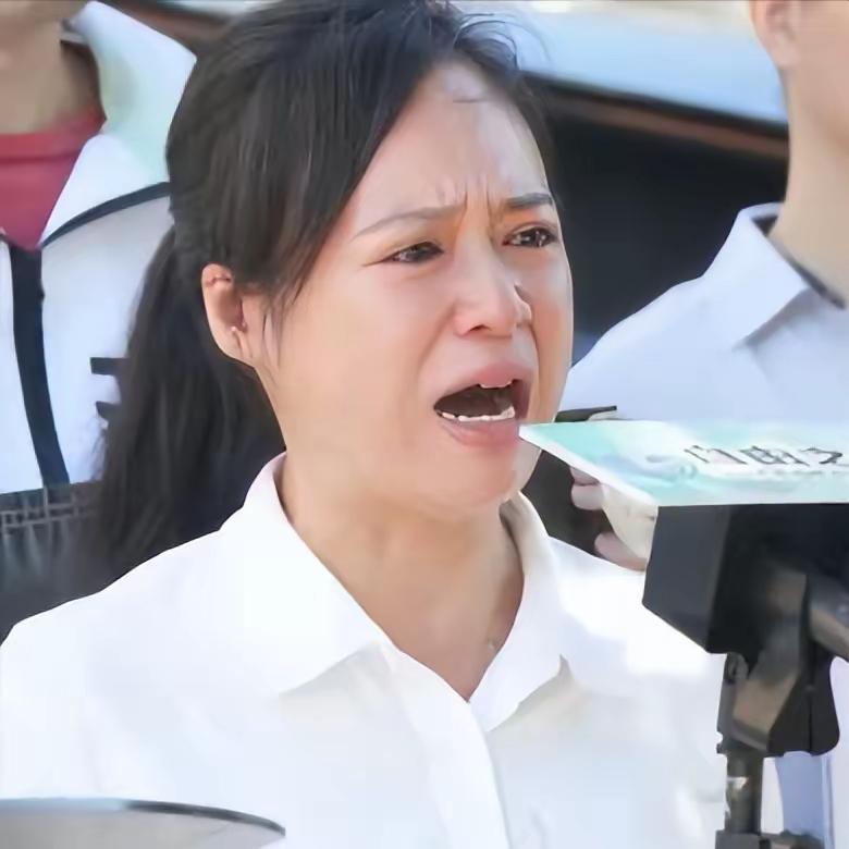 周君红在美国公开发表反华言论，强硬要求中国归还其祖父、外祖父当年身为地主名下的地