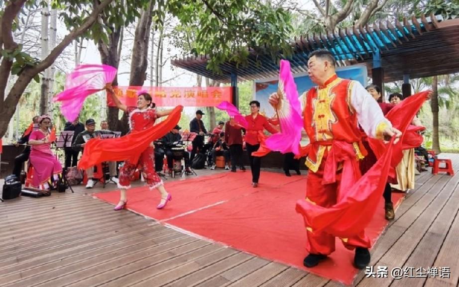 中年人的心态是这样滴

社区网格群里，负责人发了一个“文艺演出观看通知”:
 