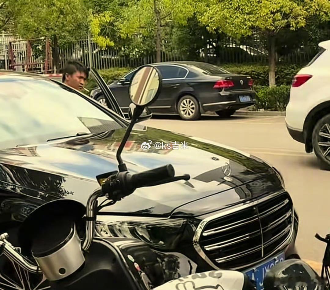 网红上拉如疑似开车肇事逃逸，曾说自己被小英做局，只想买辆车接送孩子。 