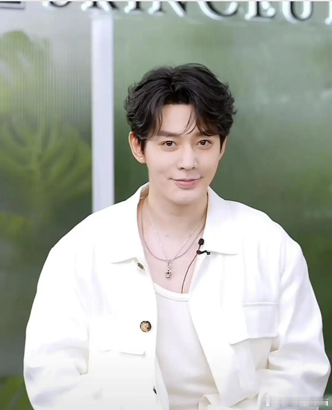 邓为是怎么做到上唇消失，下唇又很厚的 ​​​