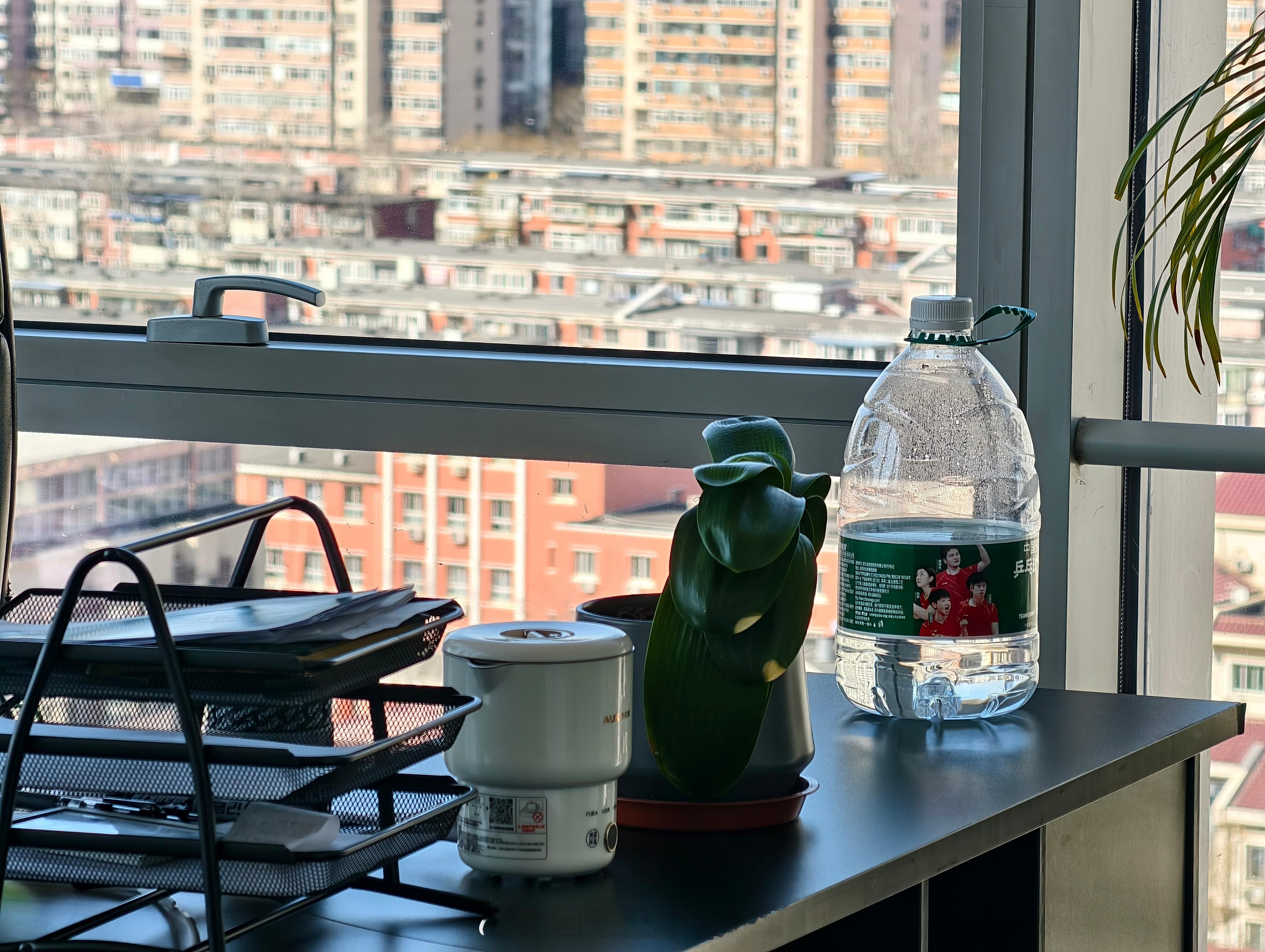 节前到节后赞助商的小瓶水喝干净了，图一到图三大家工位都开始直接上4L 的大桶水[