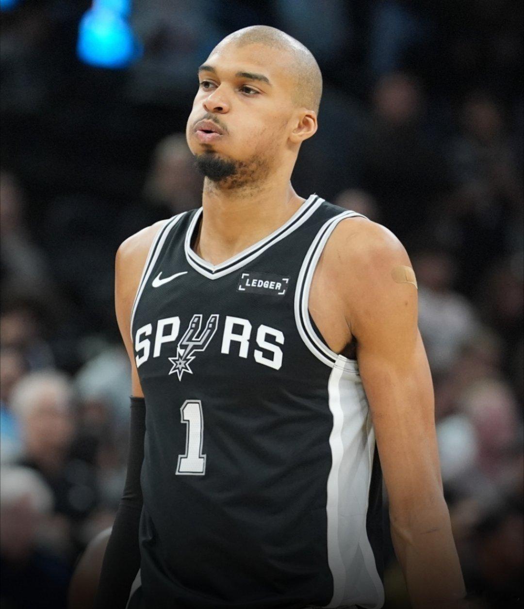 文班亚马在今天下半场比赛：2分11投1中三分4投0中全场14分，-14投篮命中率