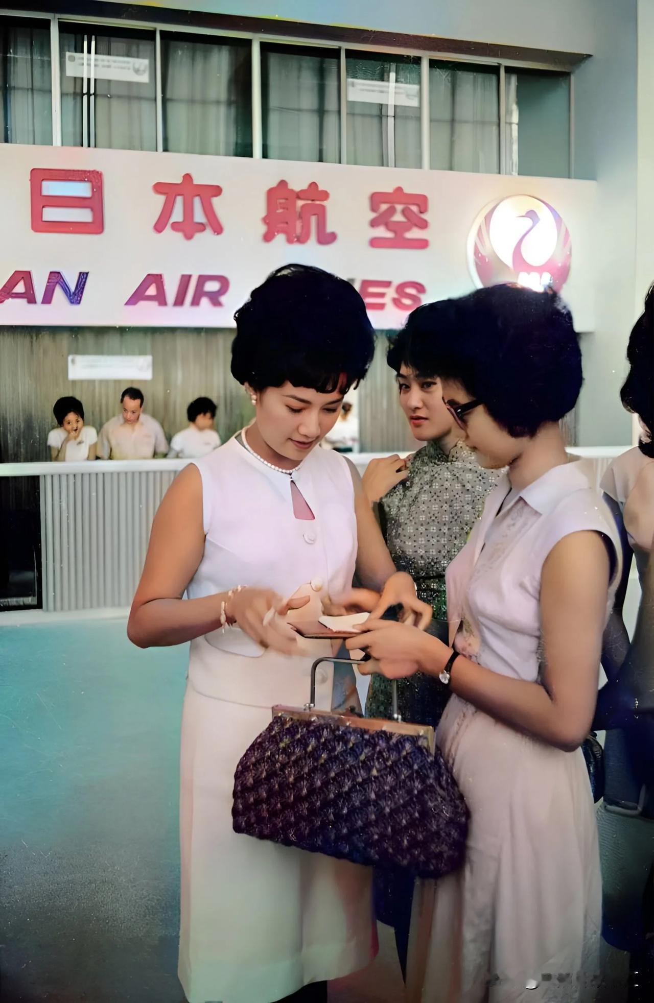 1964年连战夫人中国小姐方瑀前往美国读书深造！
     这是8月9日方瑀搭乘