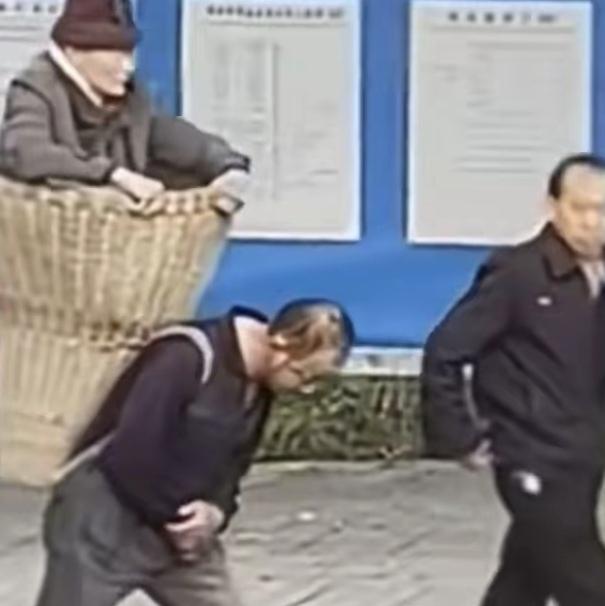 你能想象吗？有老人坐车晕车，她的两个儿子竟用竹背篓背着母亲去医院！这背后究竟藏着