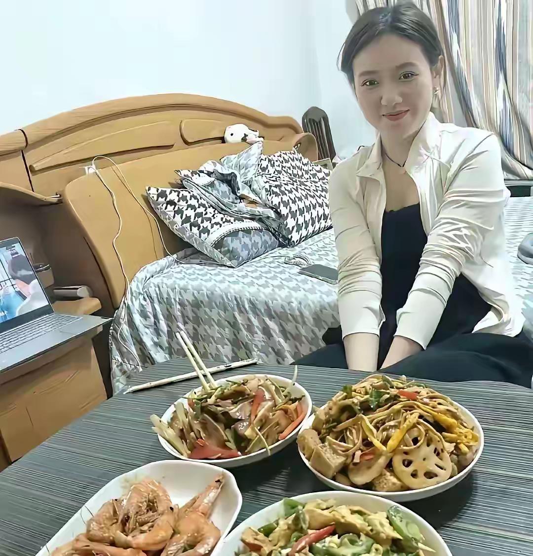 媳妇很贤惠，等老公回来吃饭，看这些菜，猜猜是什么地方的饮食。