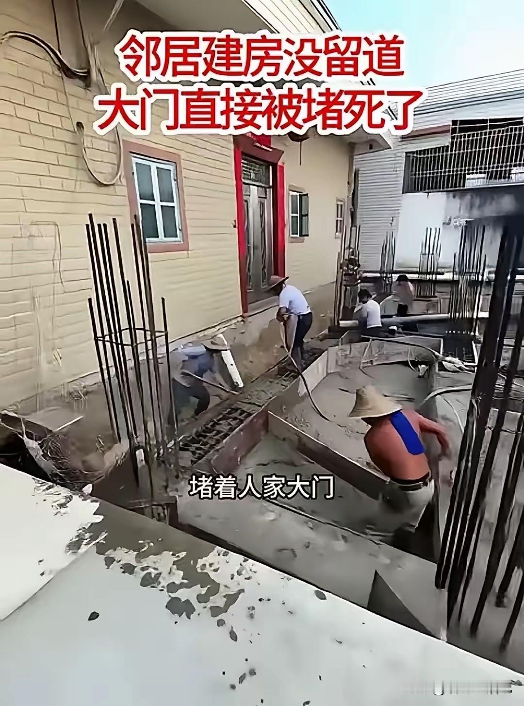 我个人认为，后盖房这家应该留出来共别人走路的空间比较合理。