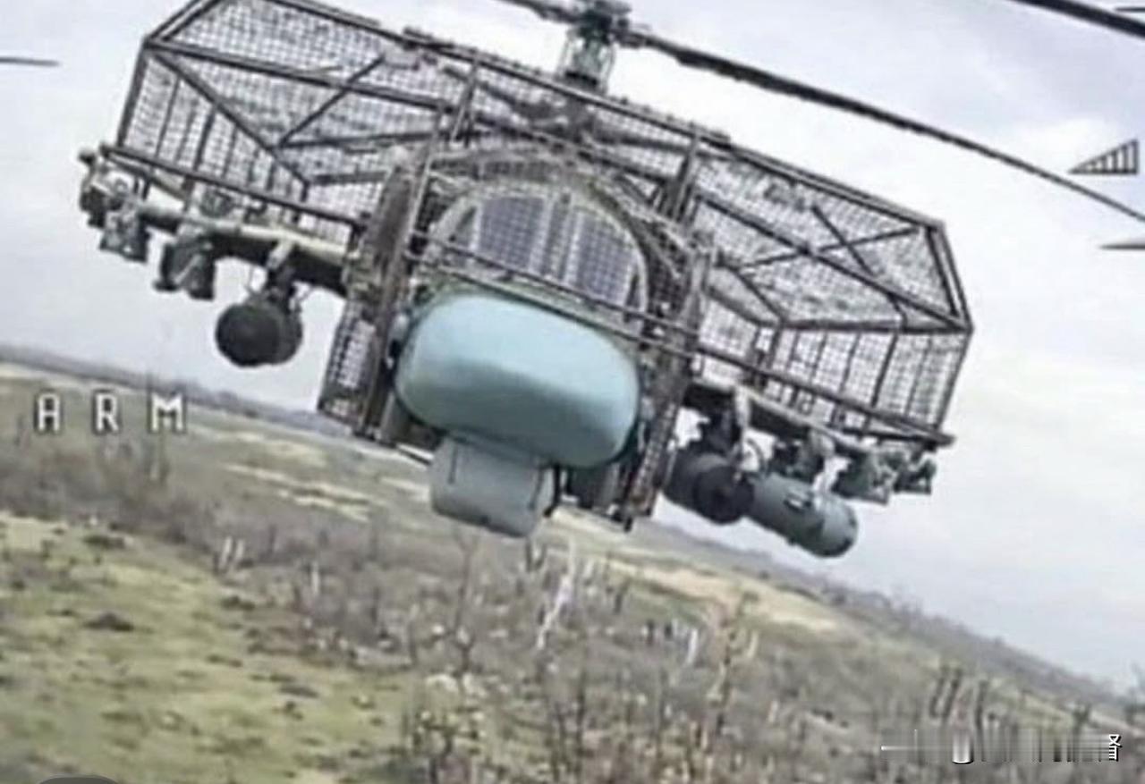 【俄罗斯武装直升机也被逼装上铁笼子了】

近日，一家数千万美元俄罗斯卡-52武装