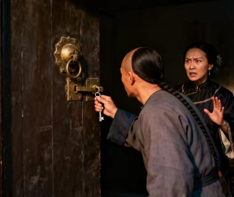 在那阴暗的角落里，尘封的秘密仿佛在等待着被揭开。五十年的封存，似乎将时间凝固在那