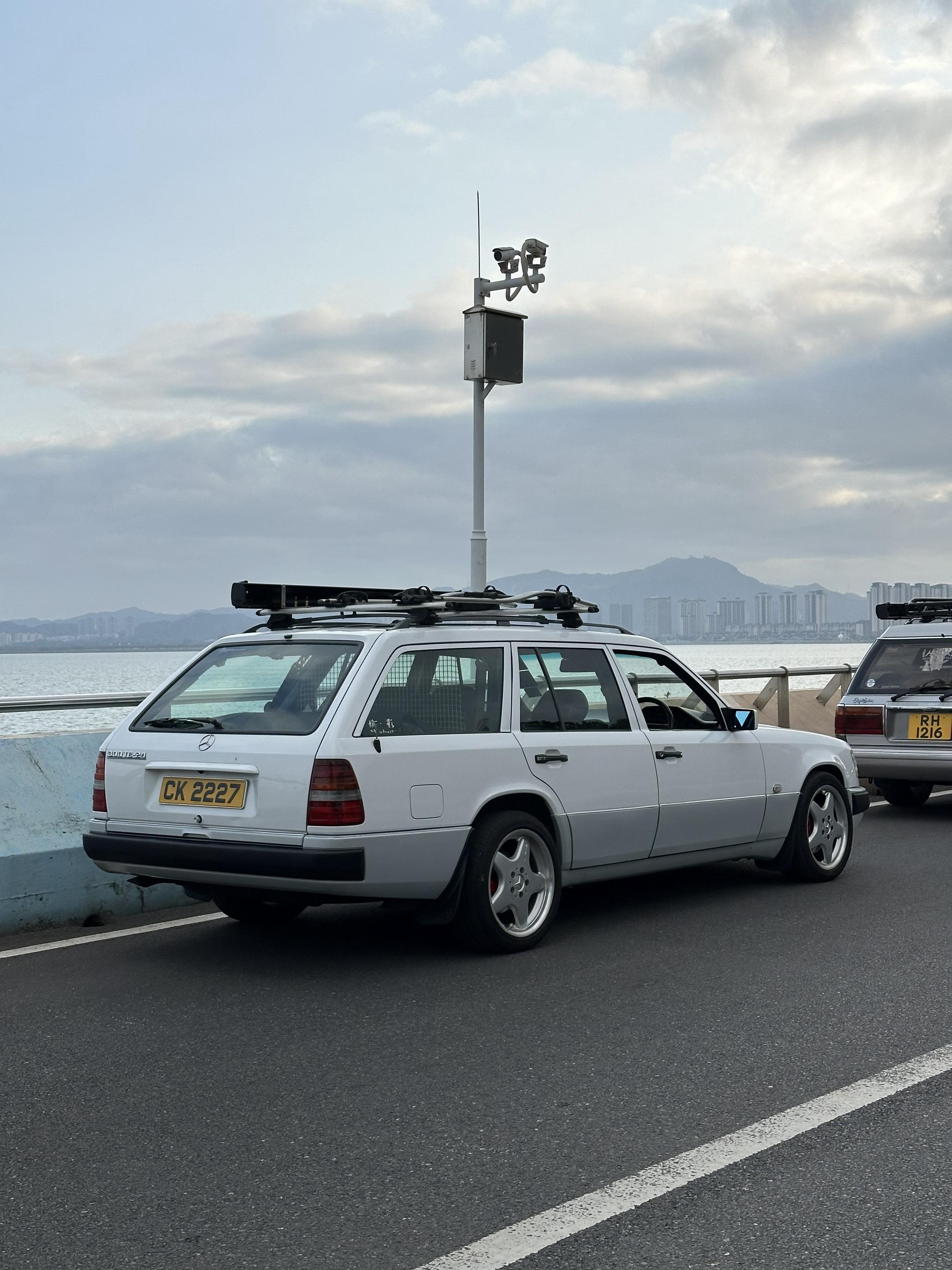 奔驰300TE-24(S124)旅行车。