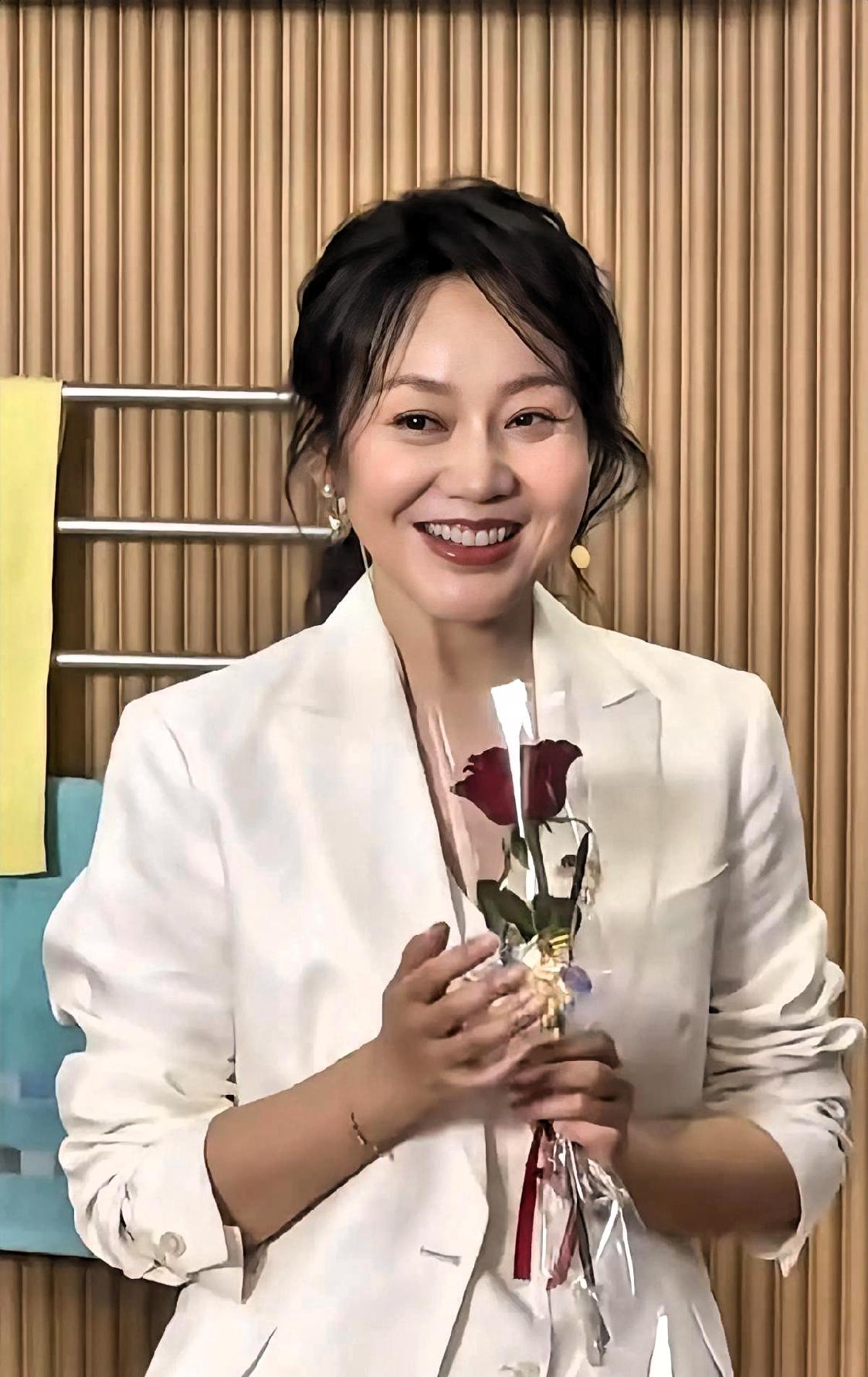 终于明白闫妮为啥不再婚了：不是没人要，是想通了

刷到有人讨论闫妮为啥不再婚。