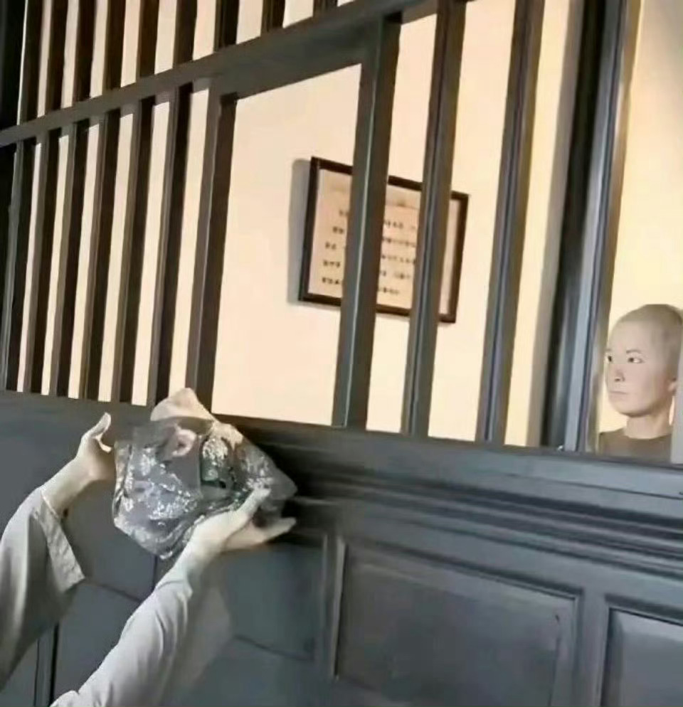 为什么古代当铺要把窗口建的那么高啊 