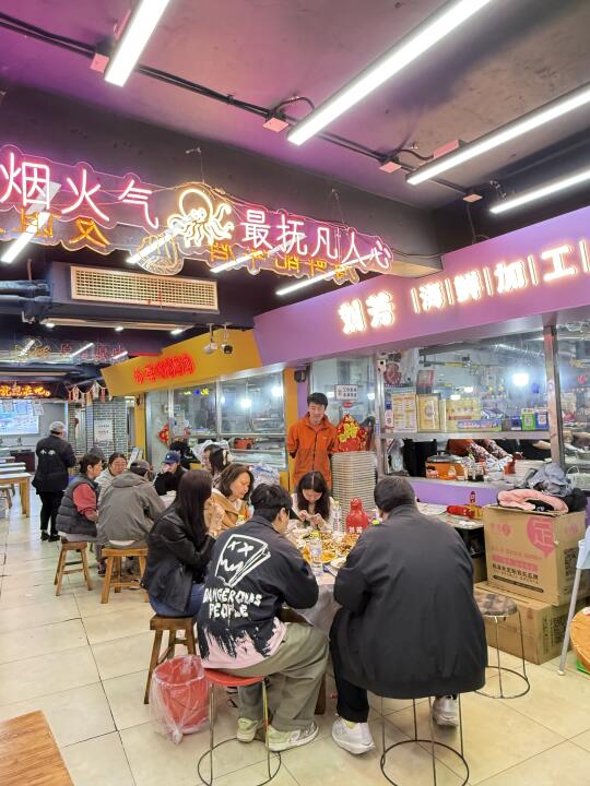 青岛隐藏在团岛农贸市场里的平价海鲜加工店