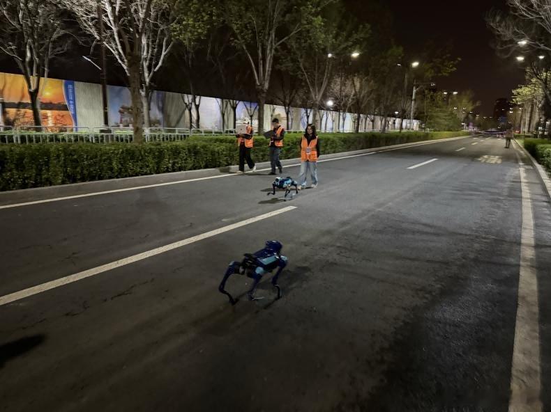 全球首个参加马拉松的机器导盲犬亦庄马拉松惊现特殊“选手”！一只智能导盲犬，带主人