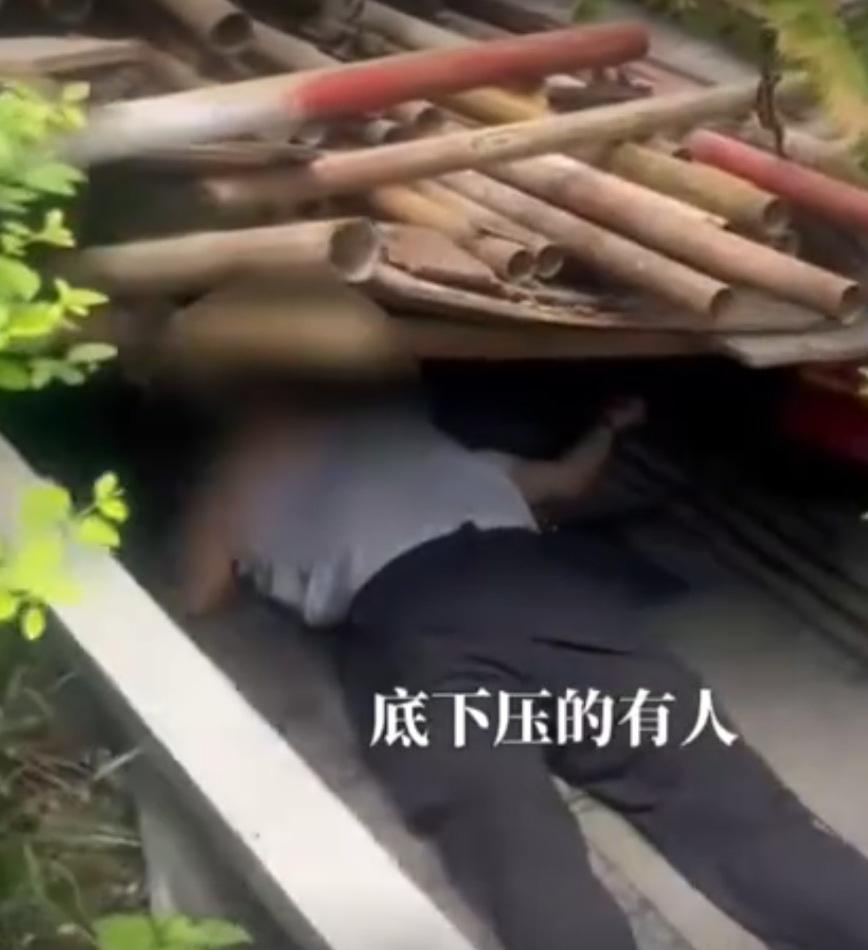 成都沙河壹号小区脚手架局部倒塌，1名路人被压伤送医

昨天（6月16日）上午11