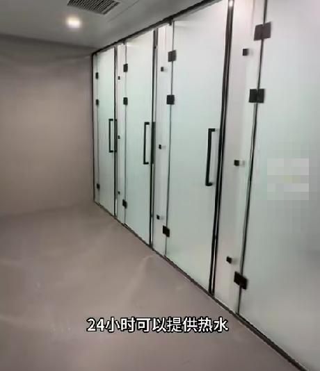 机场居然能够免费洗澡，等飞机的功夫，就能把澡洗了。
近日有网友发现，在杭州机场竟