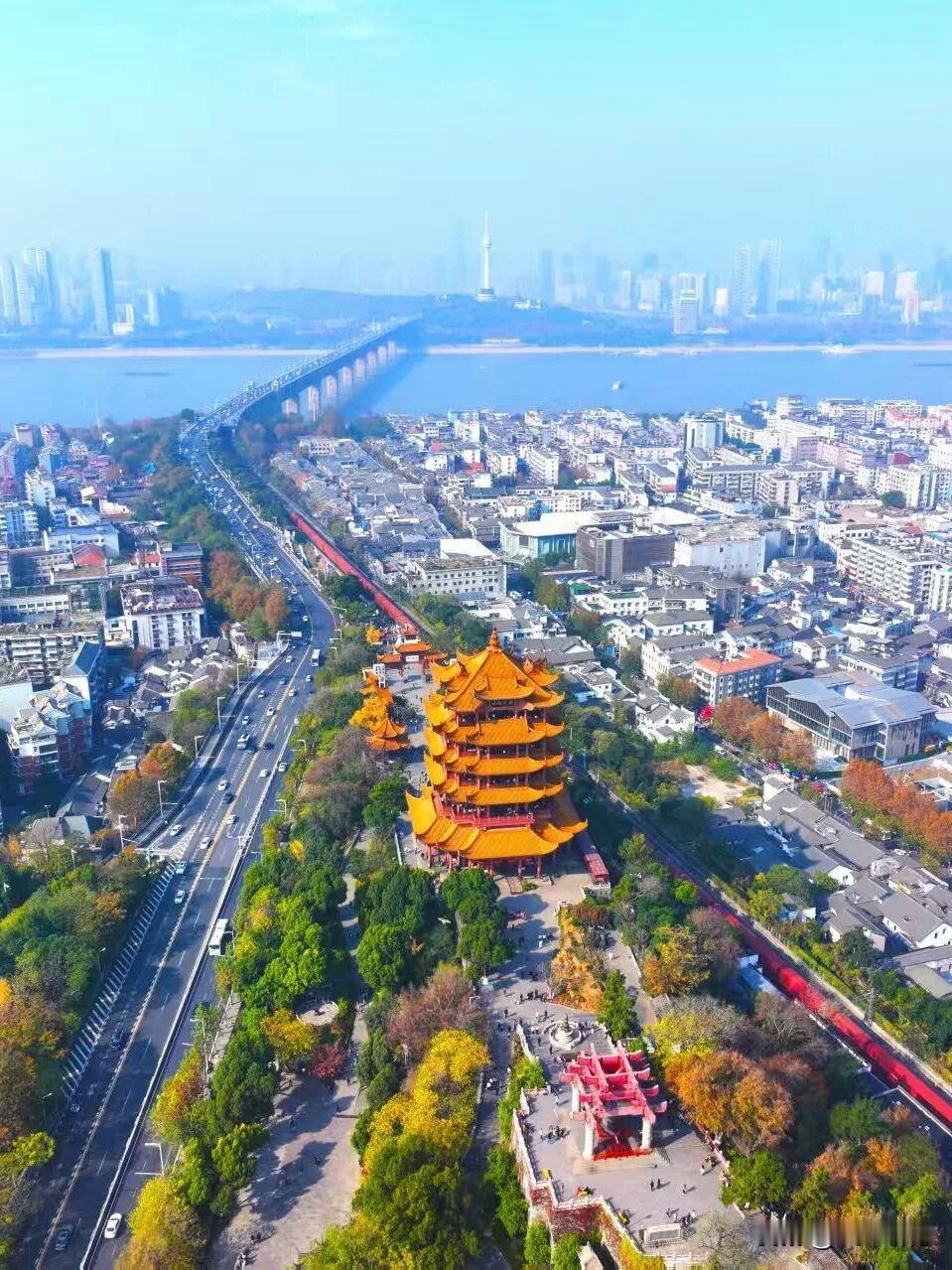 空中俯瞰“龟蛇”锁大江！
那景象简直绝了！在武汉，长江汉水交汇处，黄鹤楼与晴川阁