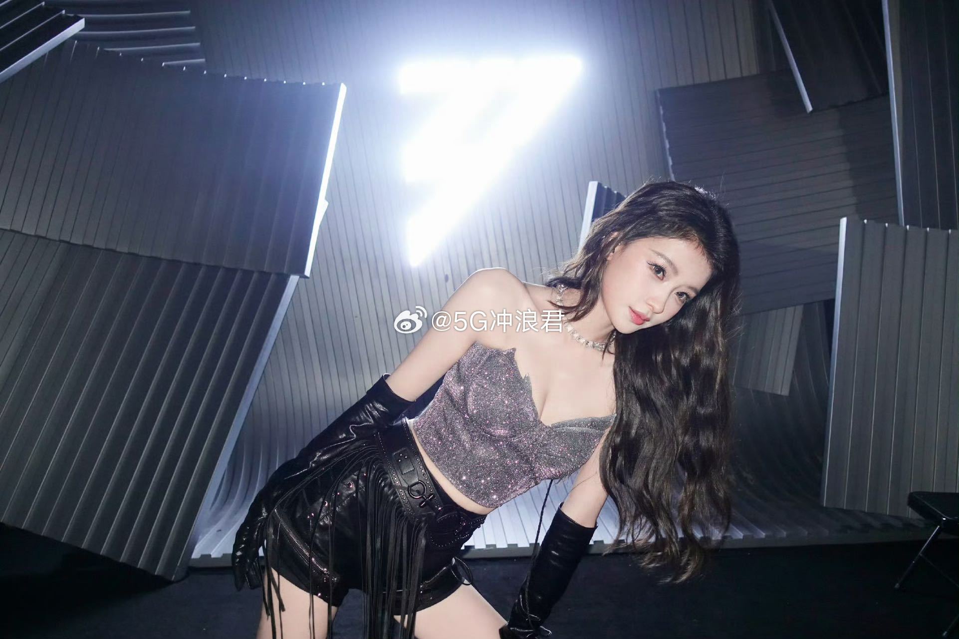 孙怡紧急撤回一个盘腿 孙怡在乘风里的松弛感真的让人羡慕，翘脚、盘腿、唠嗑，完全不