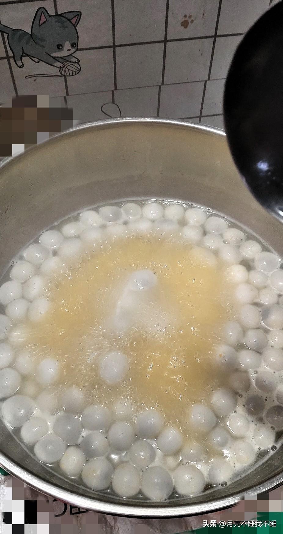 今天正月十五，孩子们一早就吵着要吃汤圆。我赶紧从冰箱翻出小圆子，下锅煮起来。看着