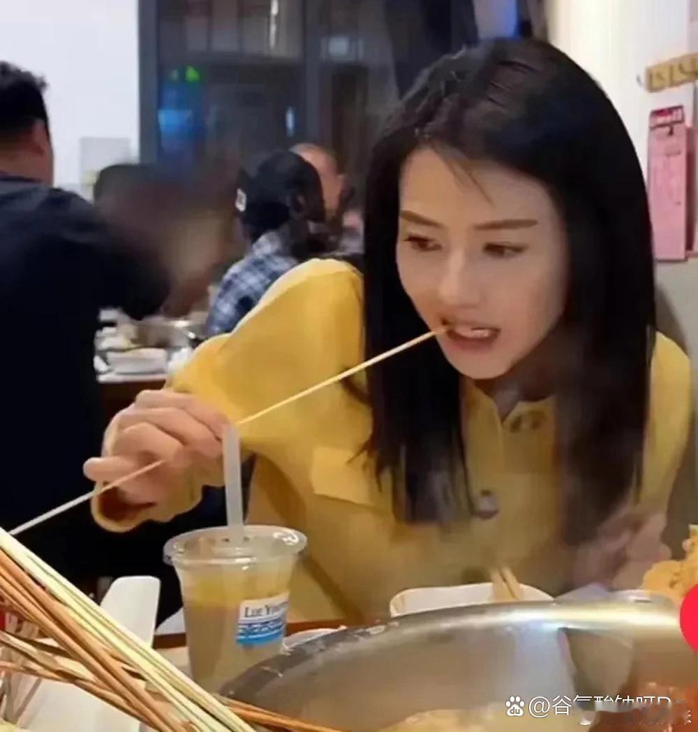 45岁高圆圆重庆吃串串香，穿经典款衬衫仍仙气飘飘，女神颜值太能打！ 