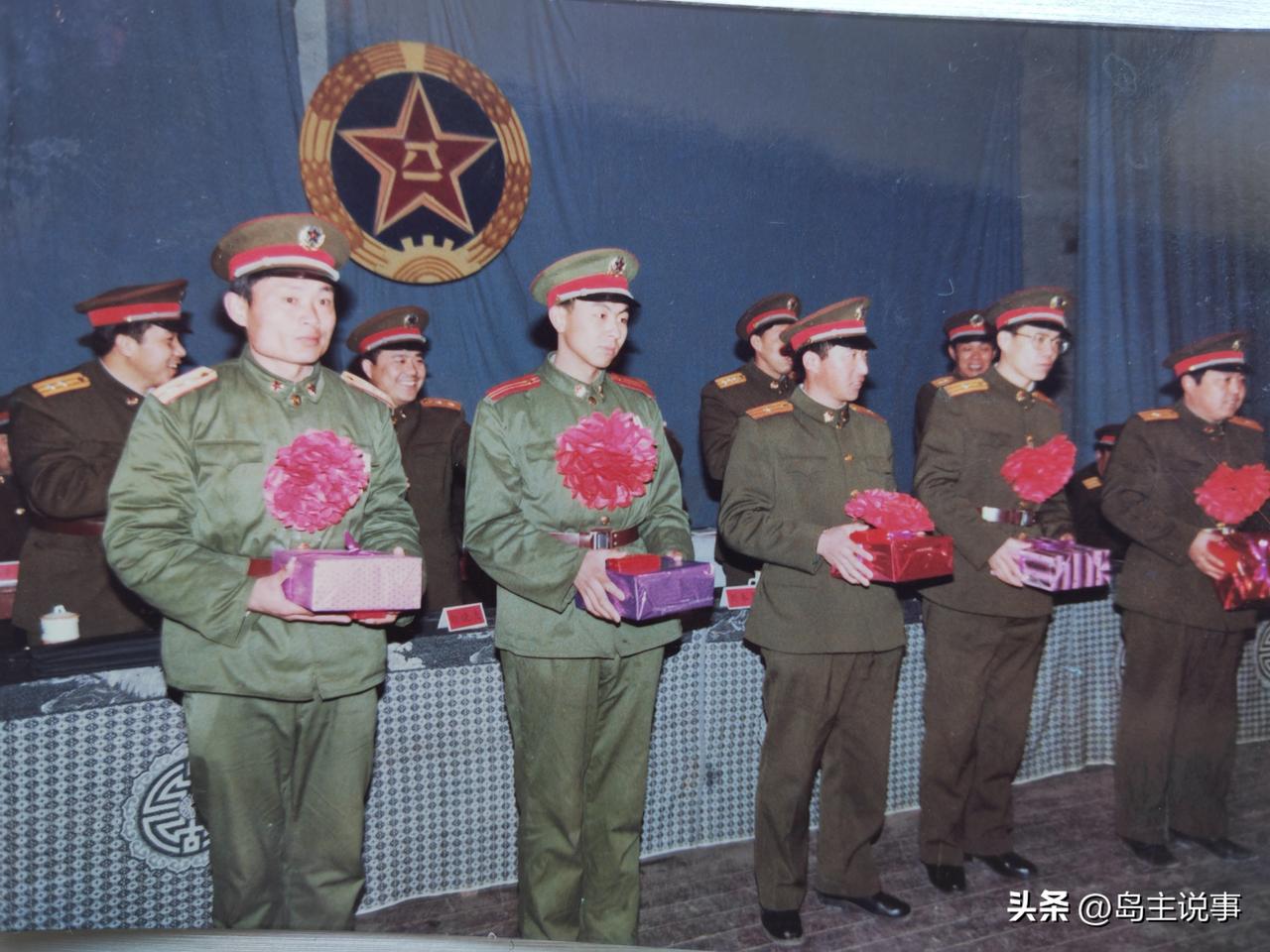 一张图片证明你当过兵1993年3月，边防团戍边功臣领奖老照片。