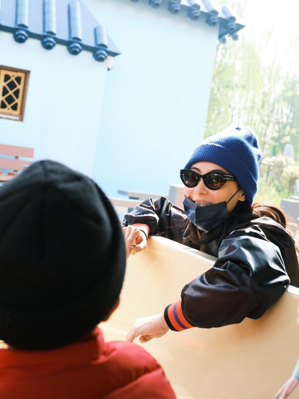  谁看了 今天被偶遇的图不说一声姐姐好明媚！姐姐状态真的特别好，完全是女大一枚。