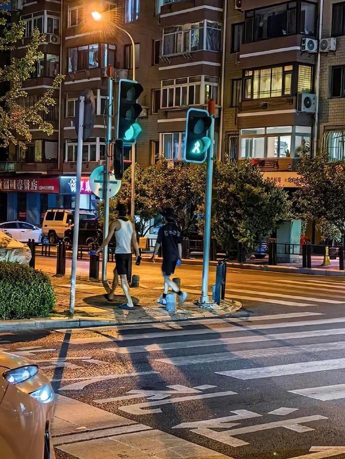 偶遇宋威龙全伊伦散步宋威龙回大连的松弛感  白背心加拖鞋，这松弛感绝了！回家就是