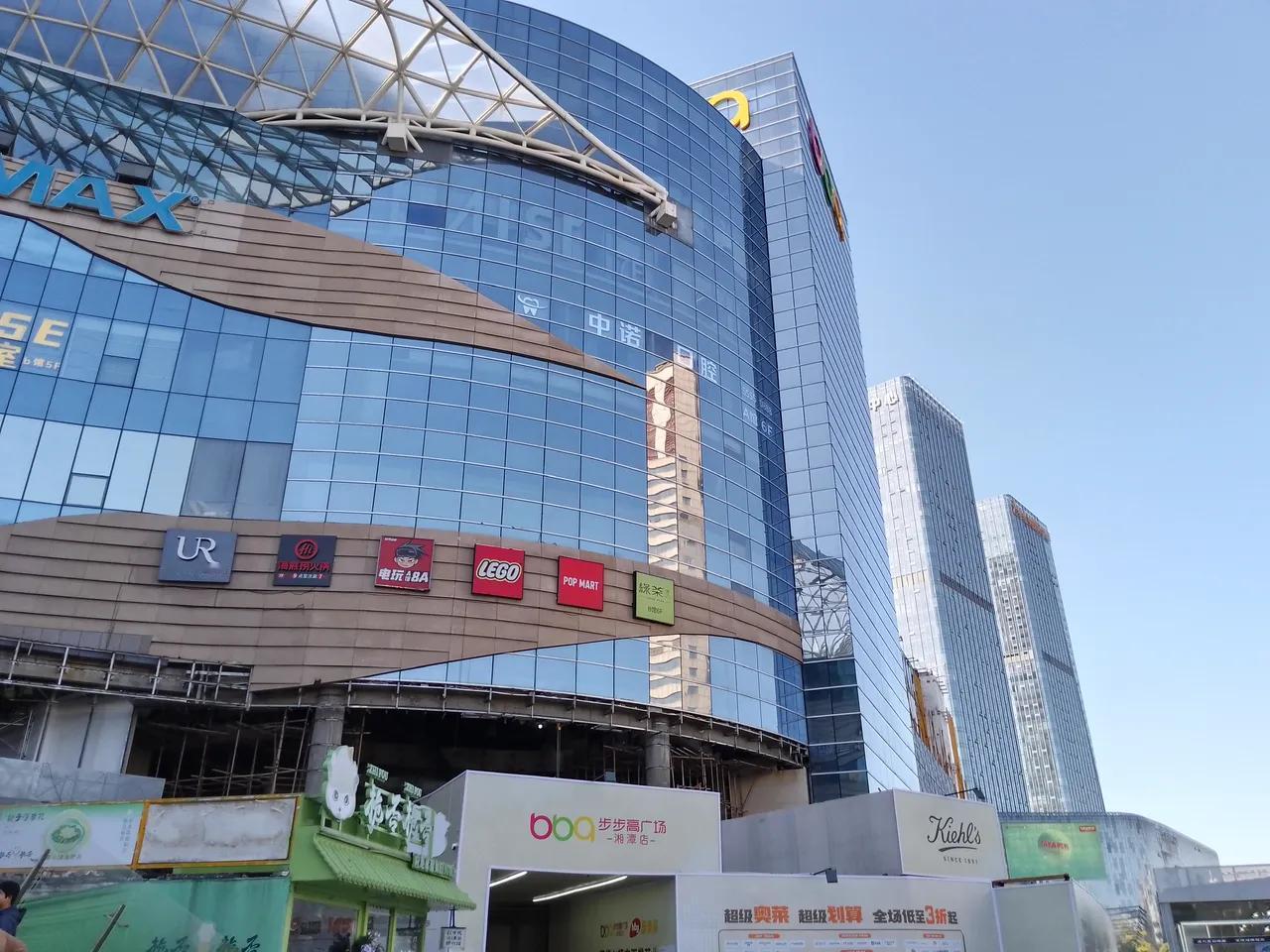 老话说的好，闹里有钱，静处安身。君子居必择乡，行必就士。
像长沙这样的新一线城市