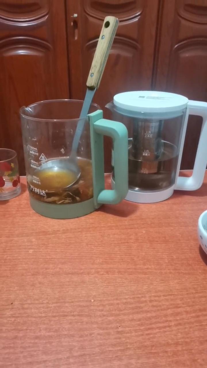 相见时难别亦难，东风无力百花残。春蚕到死思芳尽，蜡炬成灰泪始干。晓镜但愁云鬓改。