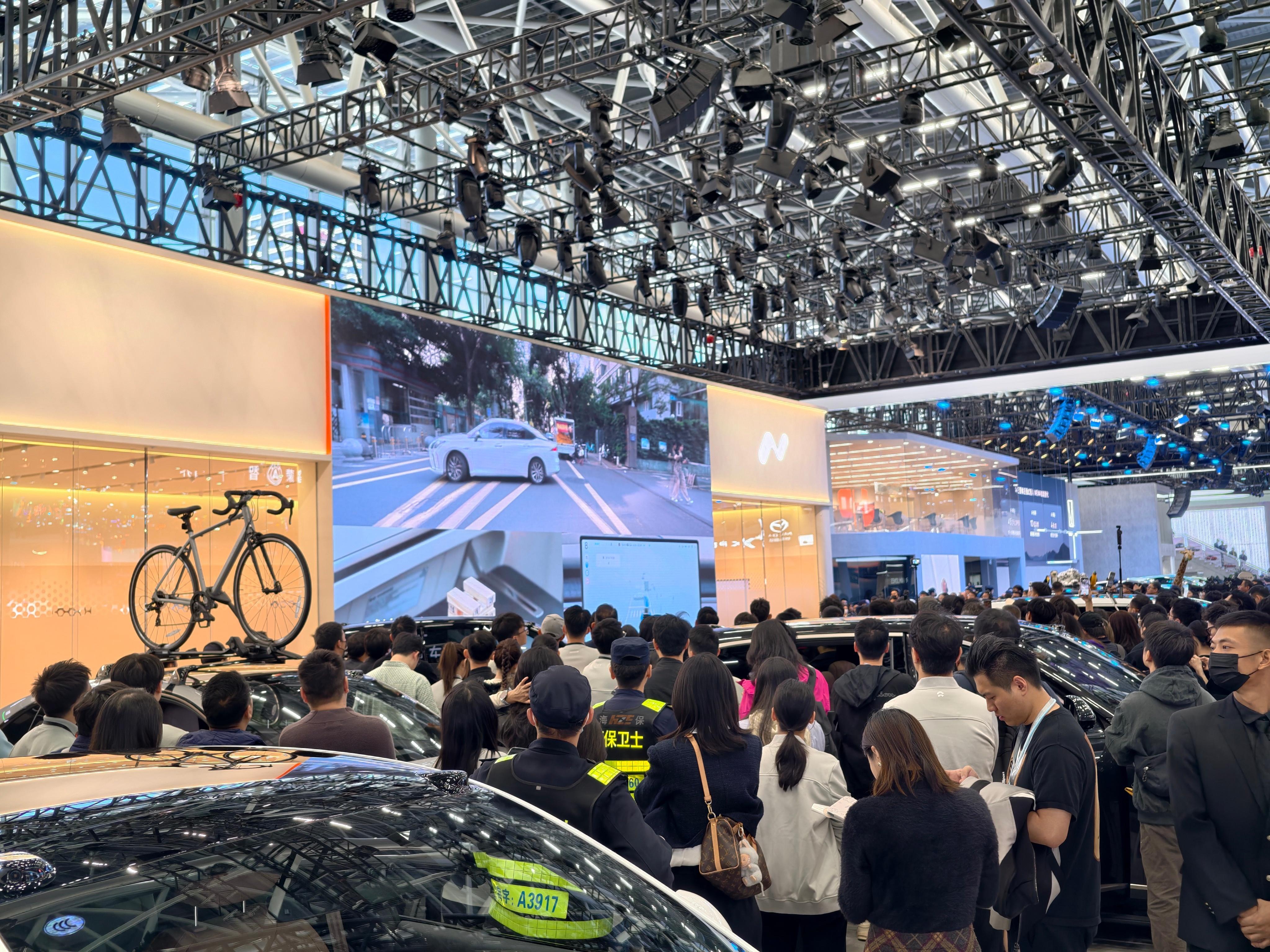 乐道展台，古天乐来了，根本挤不进去。乐道继续主打家庭牌，这次和长隆野生动物乐园联