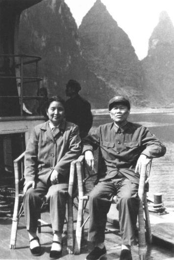 1978年，邓华夫妇于广西桂林合影。