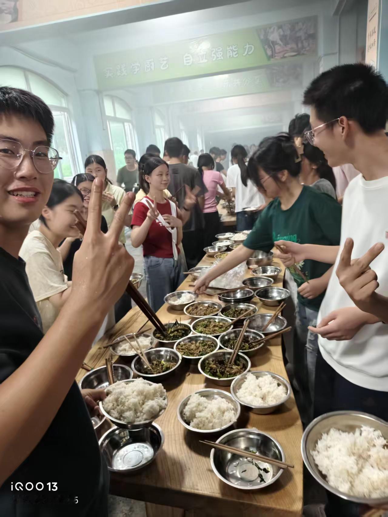 紧张的高三来一堂烹饪课。快乐就是一起吃吃喝喝
