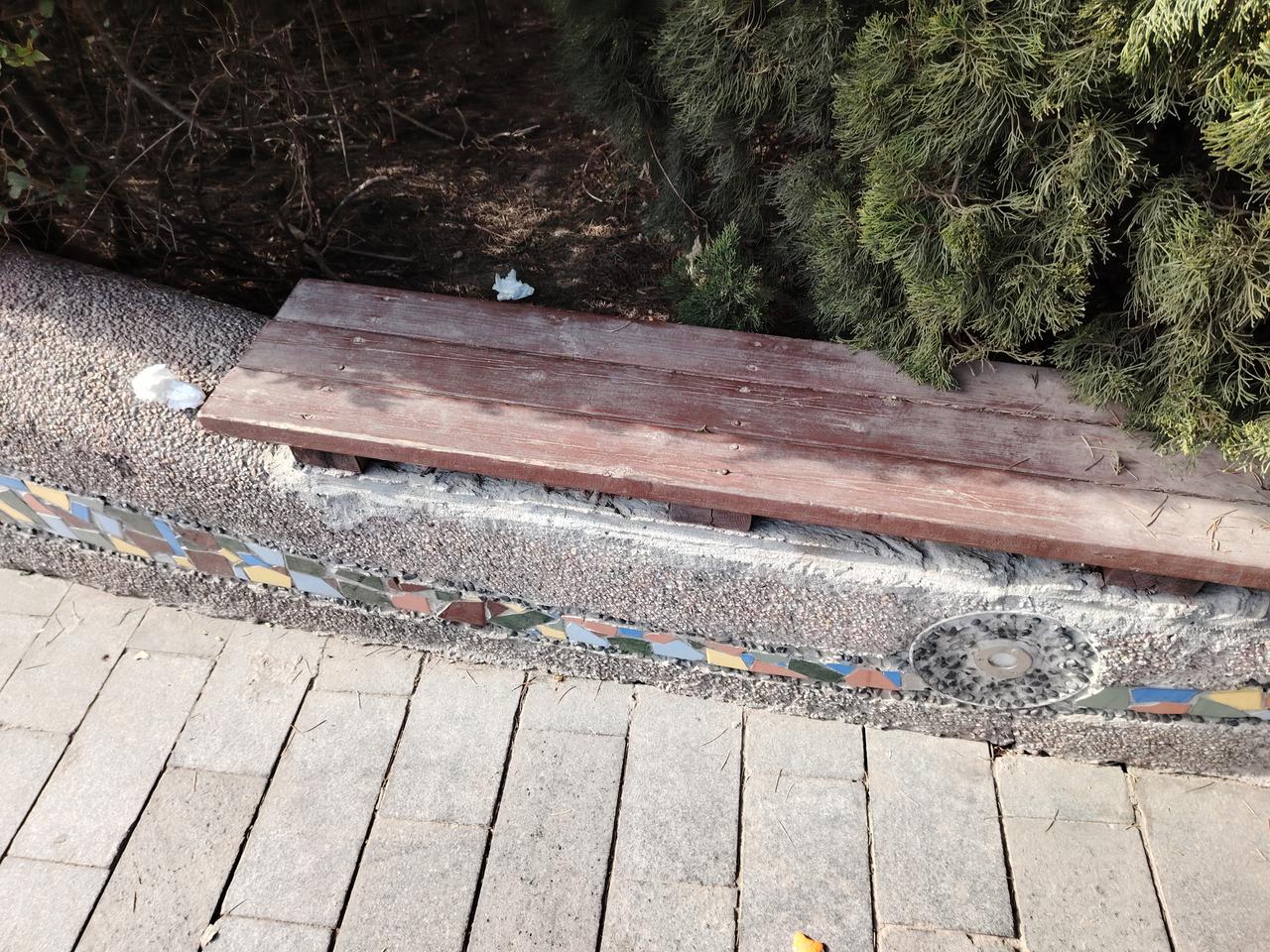 游客坐凳后方有垃圾，能否立刻清扫？
今天下午，60后保洁员老吴在保洁的山路上捡拾