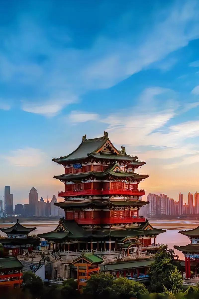 滕王阁上的随想

夏日的赣江，裹挟着一股磅礴的热意，江水浩浩荡荡地奔腾着，仿佛要