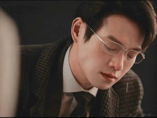 魏大勋听到不用再证明自己是演员哭了魏大勋含泪读信看着他哽咽落泪的样子，瞬间就共情