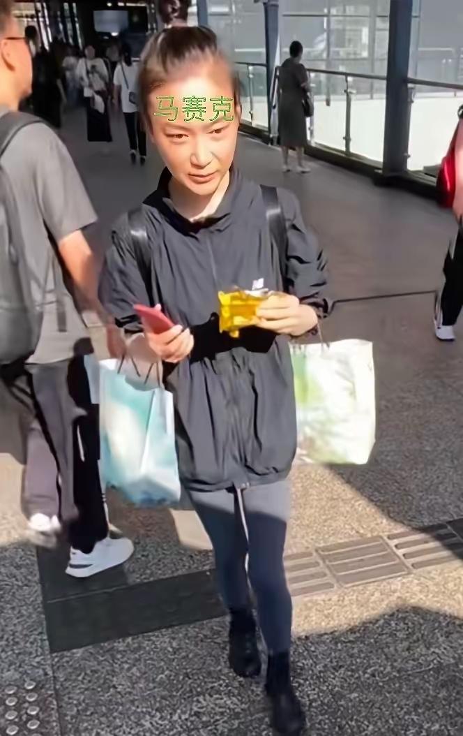 就为了一碗几块钱的肠粉，一个女生玩起了耍小聪明逃单的把戏，操作看得人哭笑不得。