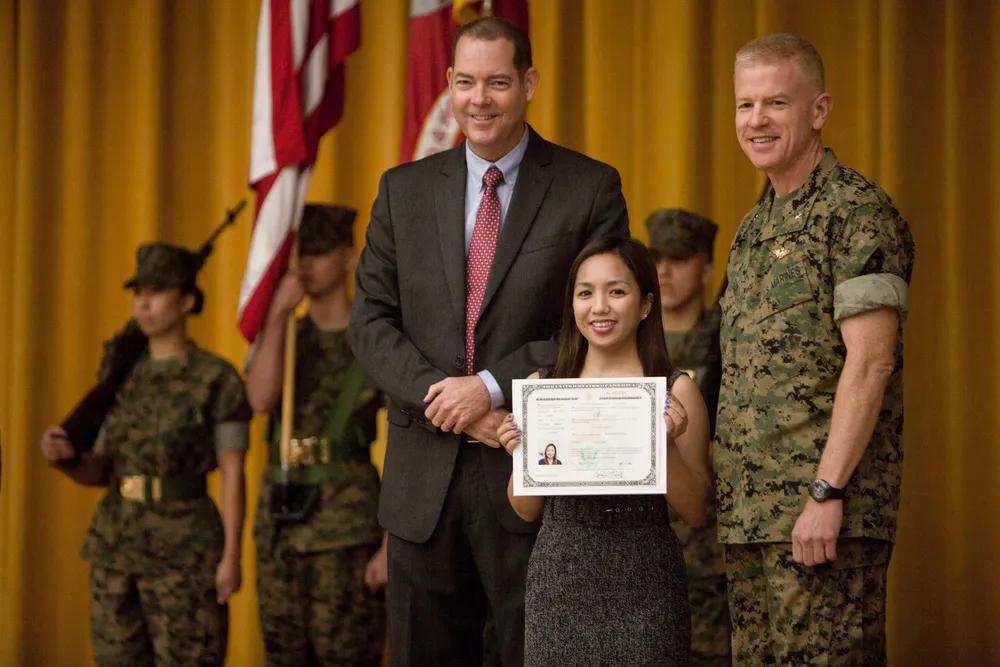 菲律宾人通过加入军队获得美国国籍的人也是越来越多。
爱尔兰·卡皮利，菲律宾本地人