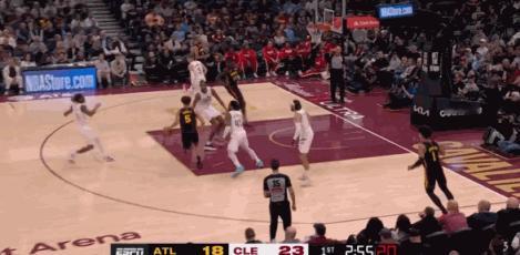 连续命中！库明加啥时候这么准了？
在今天NBA常规赛老鹰对阵骑士的第一节比赛中，