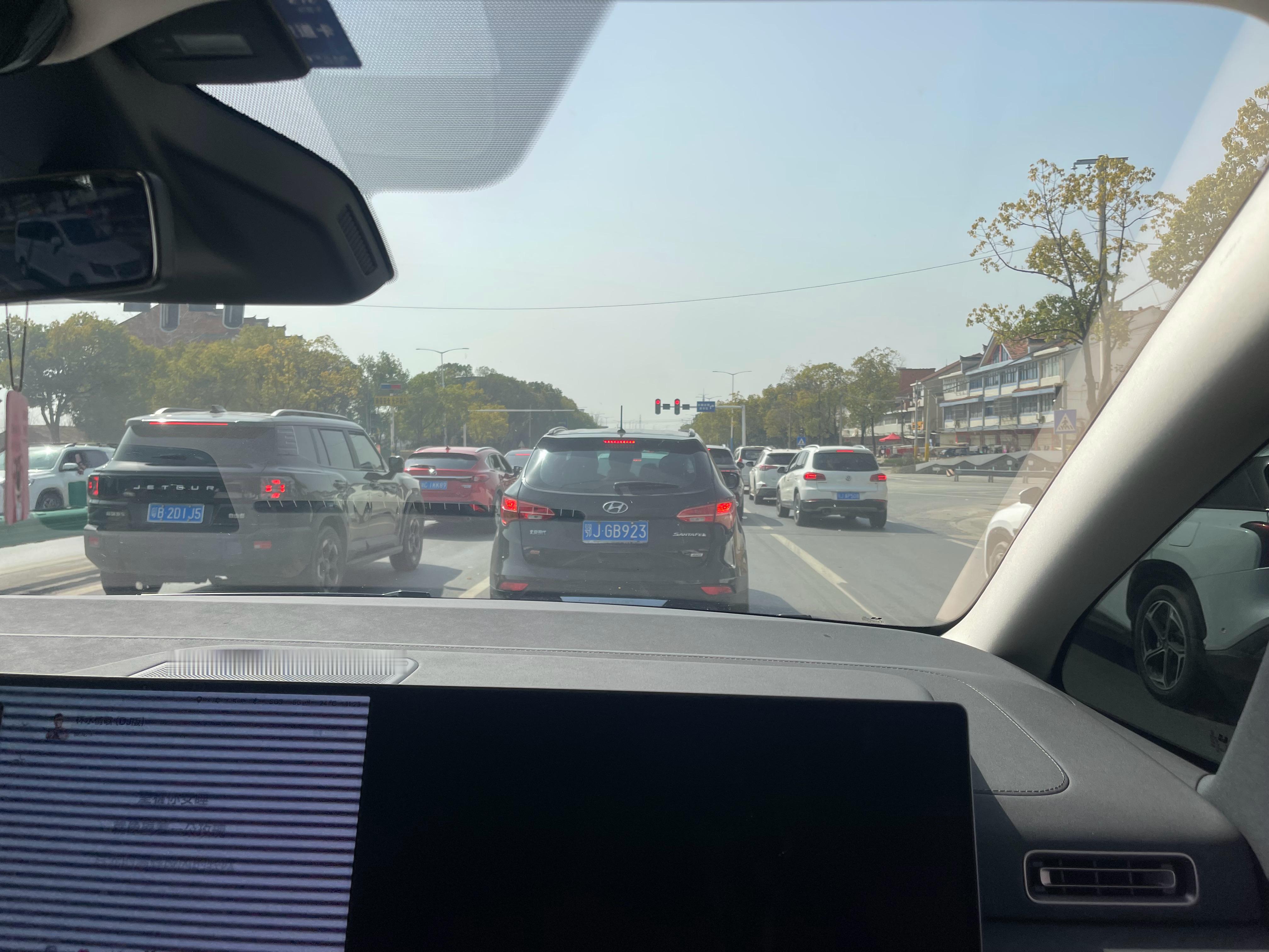 初六，出发收一台神秘小车车，大家盲猜下，第一个猜到的小伙伴，奖励红包100，可以