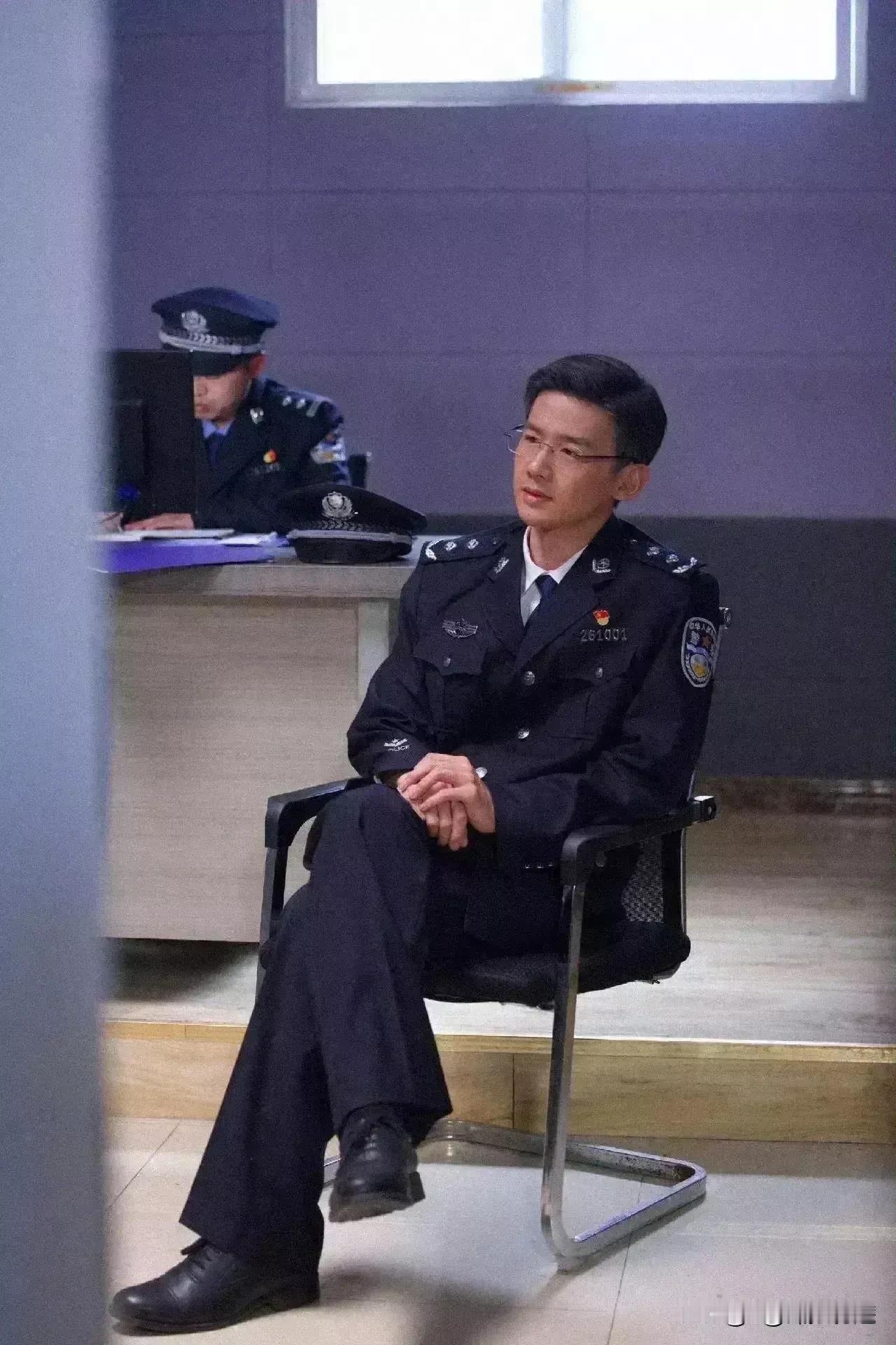 一眼沦陷，就是不知道是谁，我觉得哪个警局要是有这样的警官，门槛一定会被踏破的，你