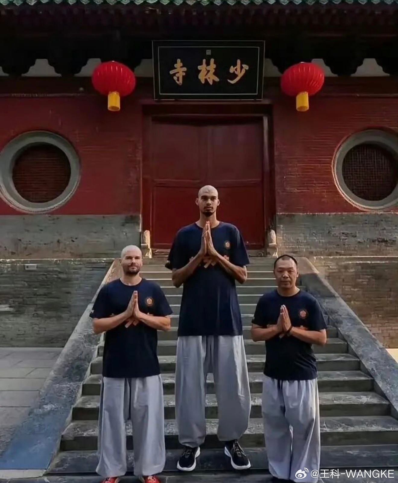 NBA总决赛 文班亚马表情很友好！旁边那哥们很惊讶！修行👍