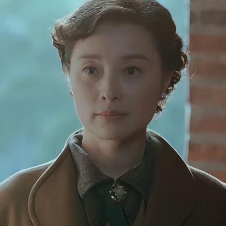 看吴越演的朱枫烈士，我想劝内娱导演：别再让整容脸演戏了，放过观众吧！
 
吴越演