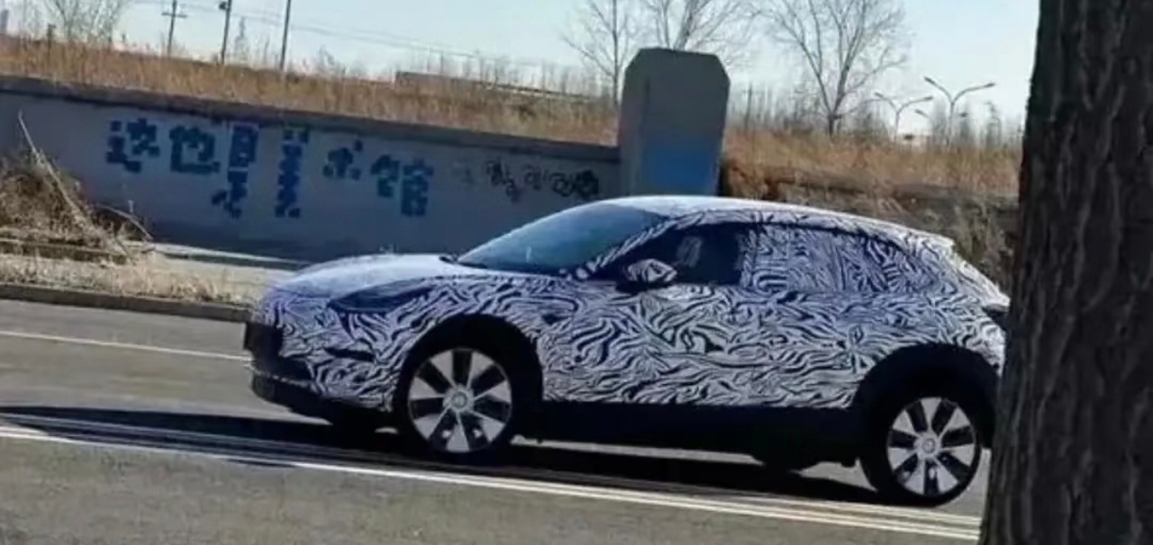 特斯拉全新车型炸锅了！近日网络疯传特斯拉入门新车Model Q路试谍照，轮毂和前