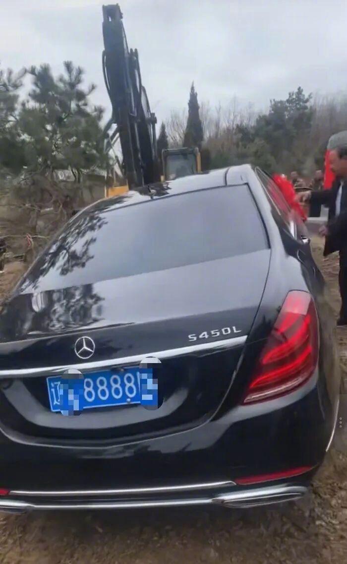 【辽宁辽阳：奔驰豪车被当陪葬品】
        这也算个疯狂的奇天大闻了吧？这