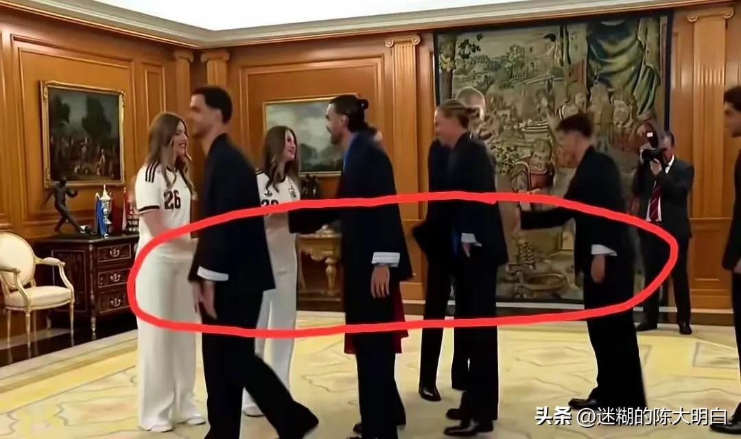 西班牙队的球员们在世界杯夺冠回国后，在被国王接见的时候，为什么要把上衣左边的袖子