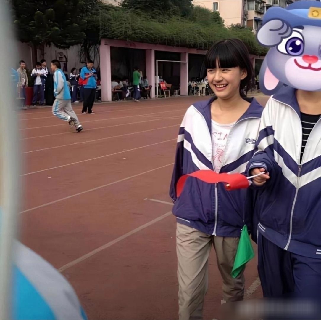 学生时期的赵露思，这就是妈生脸的威力吗 