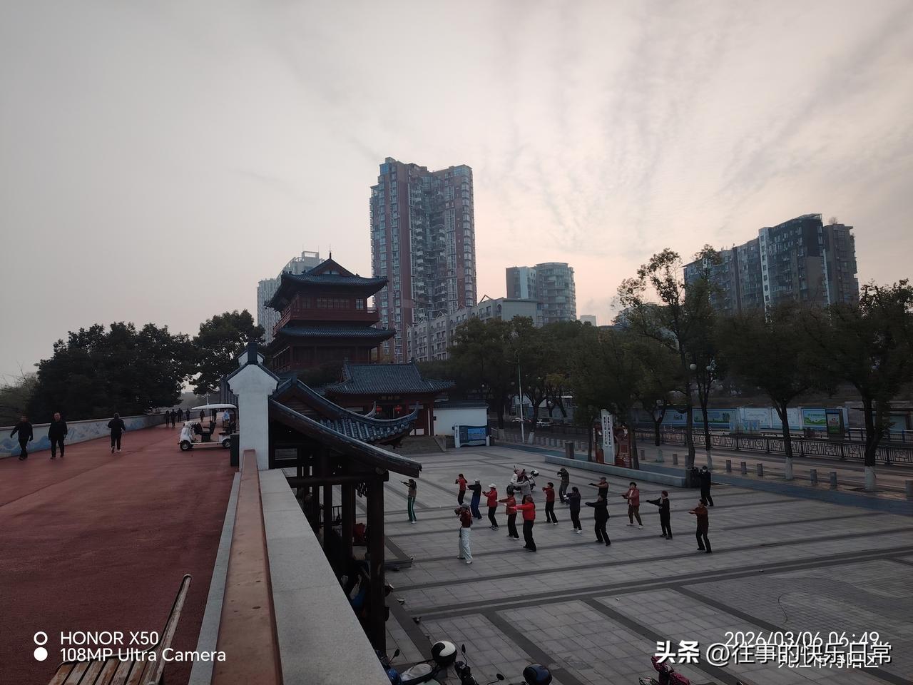 新年生活图鉴长江岸边晨练“新年生活图鉴”